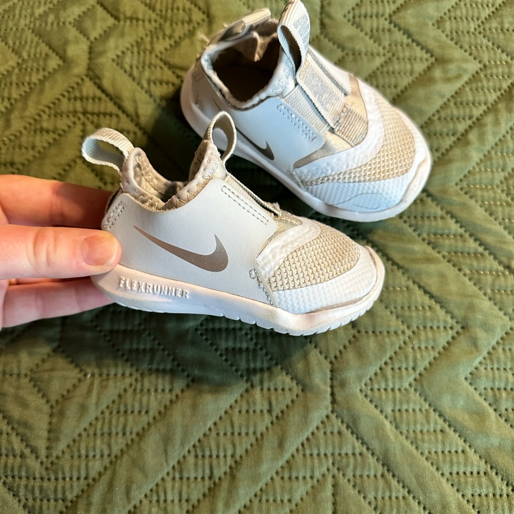 ⭐️5/$25⭐️Nike Flex Runner Kids Sneakers - White and Gray